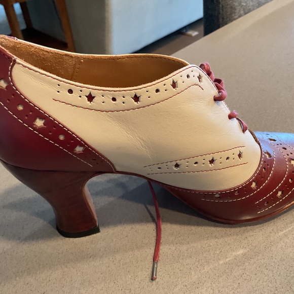 John Fluevog Miracles HEAL Brogued Lace Up Heel Canada 150 size M8 - Picture 6 of 9